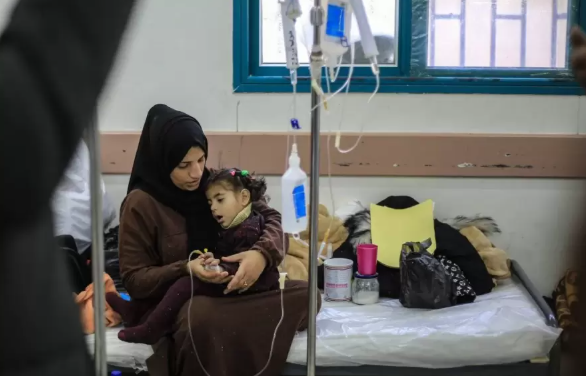 ازدياد الأمراض المعوية بين النازحين في خان يونس بسبب تلوث مياه الشرب  