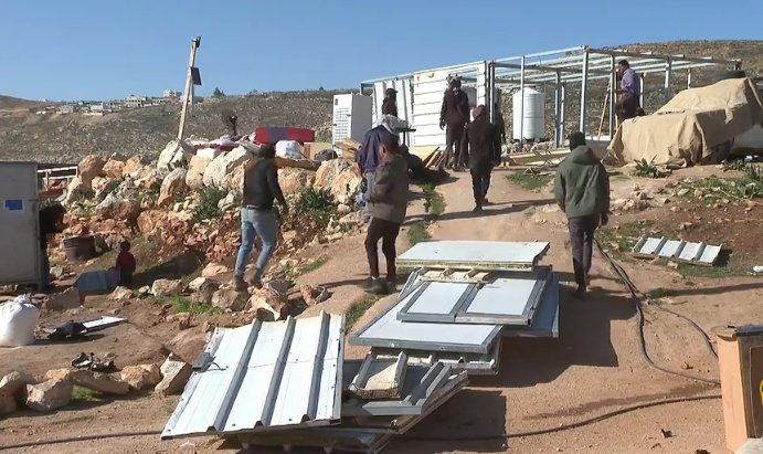 نزوح قسري متكرر لتجمع الخلايل ..  11 عائلة بدوية تفكك مساكنها تحت هجمات المستوطنين