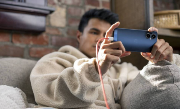 هل استخدام الهاتف أثناء الشحن يضر بالبطارية؟