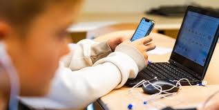 خبراء: الأردن يتخذ خطوة استباقية لحماية اليافعين من مخاطر الانترنت