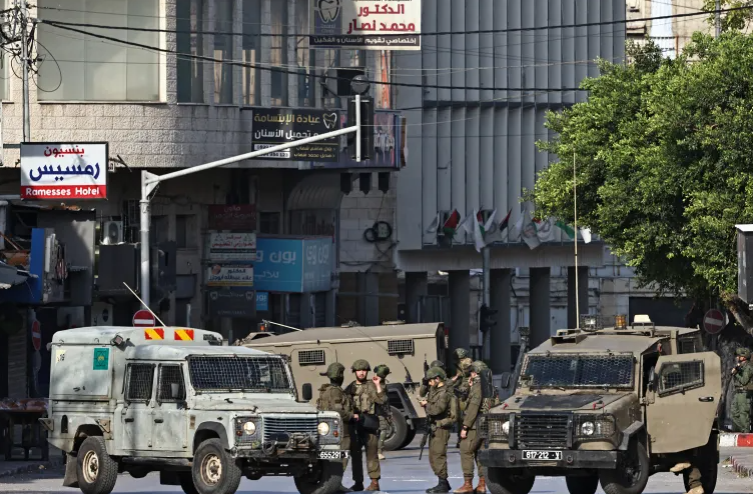 الاحتلال يداهم مناطق بالضفة والمستوطنون يحرقون منشأة زراعية