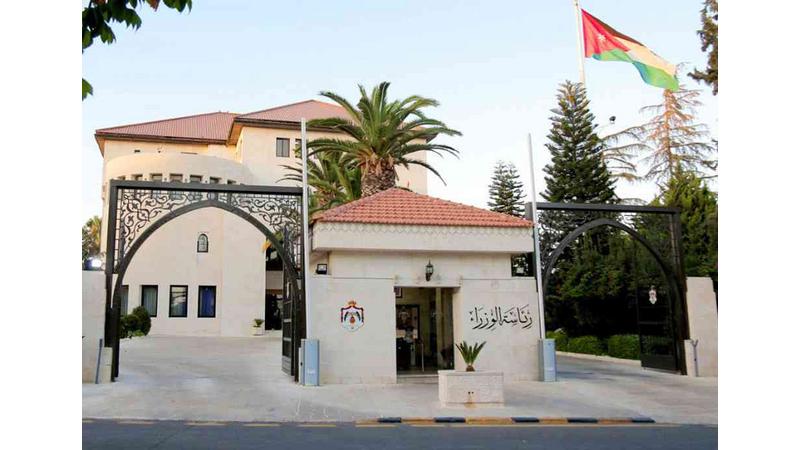ترفيع موظفين وإحالة آخرين إلى التقاعد - أسماء 