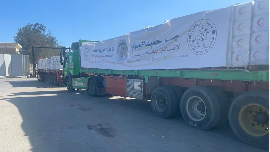 بدعم من وكالة الإمارات للمساعدات الدولية ..  15 شاحنة مساعدات إماراتية جديدة في طريقها إلى غزة 