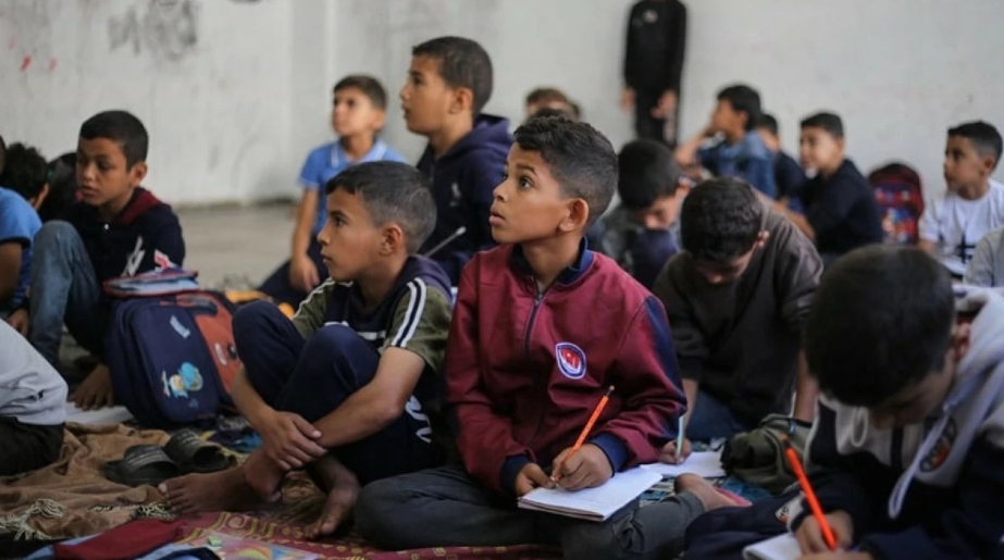 تلاميذ غزة يعودون إلى الدراسة بعد انقطاع عامين