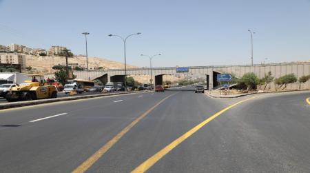 تدهور مركبة شحن وانسكاب حمولتها على طريق الحزام الدائري