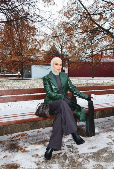 7 تنسيقات محتشمة لمعاطف وجاكيتات جلد من مدونات الموضة المحجبات