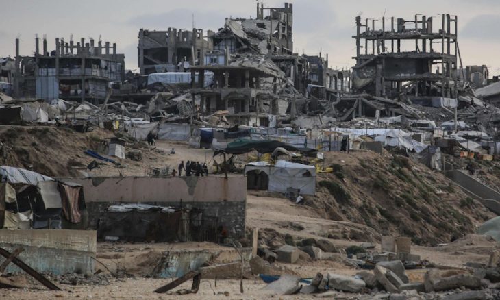استشهاد فلسطينية بقصف منزل والجيش الإسرائيلي يتوغل وسط غزة  