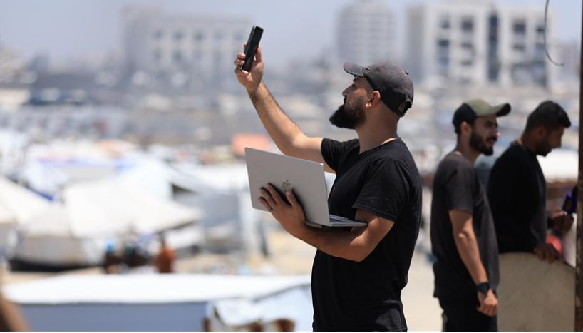 انقطاع الاتصالات يعزل 800 ألف فلسطيني بغزة