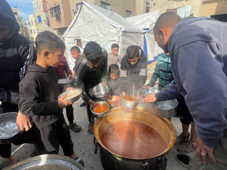 تكيات الطعام ..  ملاذ النازحين مع الغلاء ونقص الغذاء 