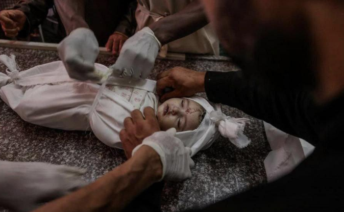 العالم يتفرّج والاحتلال يقتل أطفال غزة بالجوع والنار 