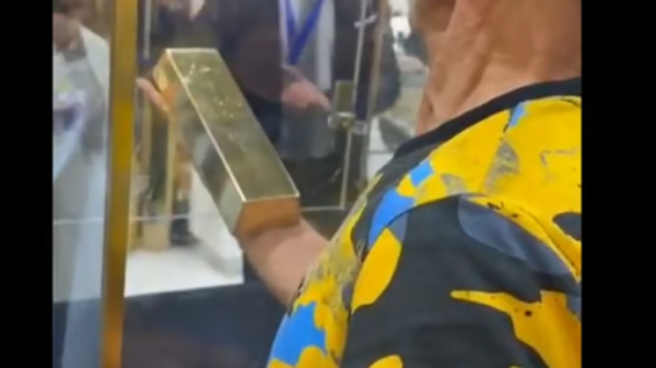 فيديو : مسن كويتي يفوز بسبيكة ذهبية ثقيلة ..  والشركة المنظمة تحرمه منها 