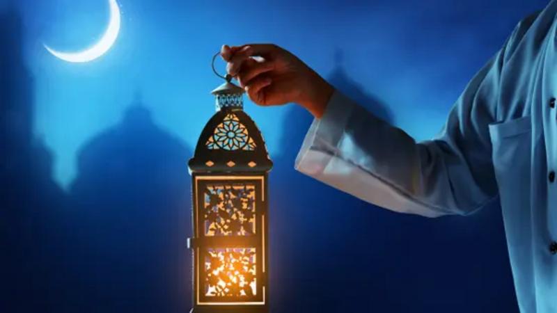 ما حكم صيام المسافر بين بلدين مختلفين في رؤية هلال رمضان؟ الافتاء تجيب