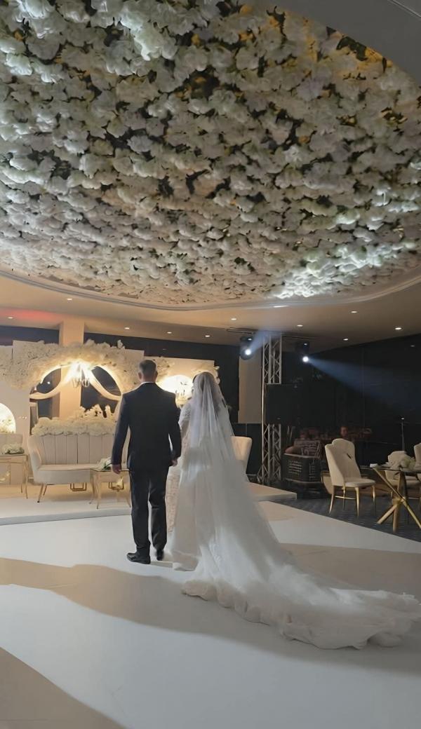 الزميلة عروب العبادي داخل القفص الذهبي