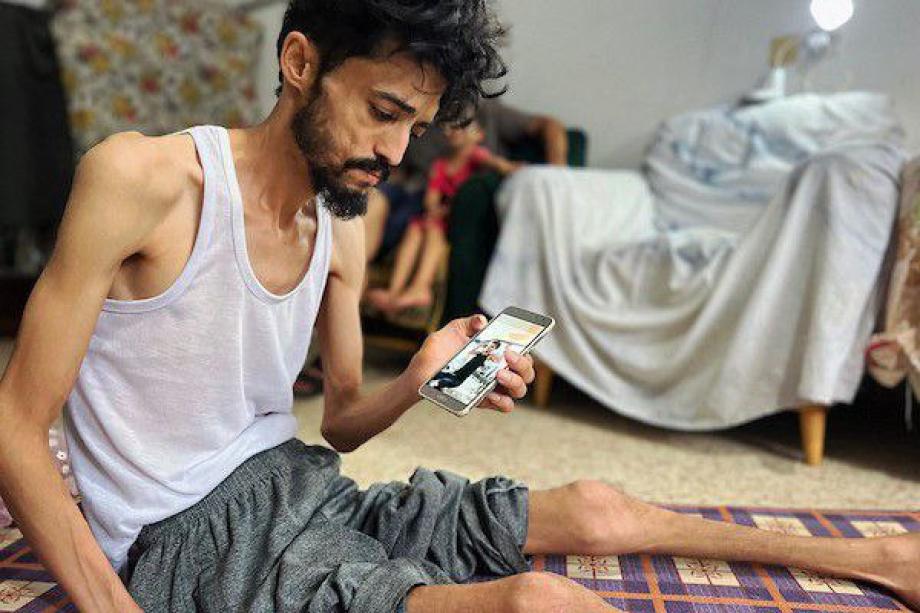 المجاعة والإصابة والمرض ..  ثالوث الإبادة يجتمع على جسد الشَّابِّ "درويش" 