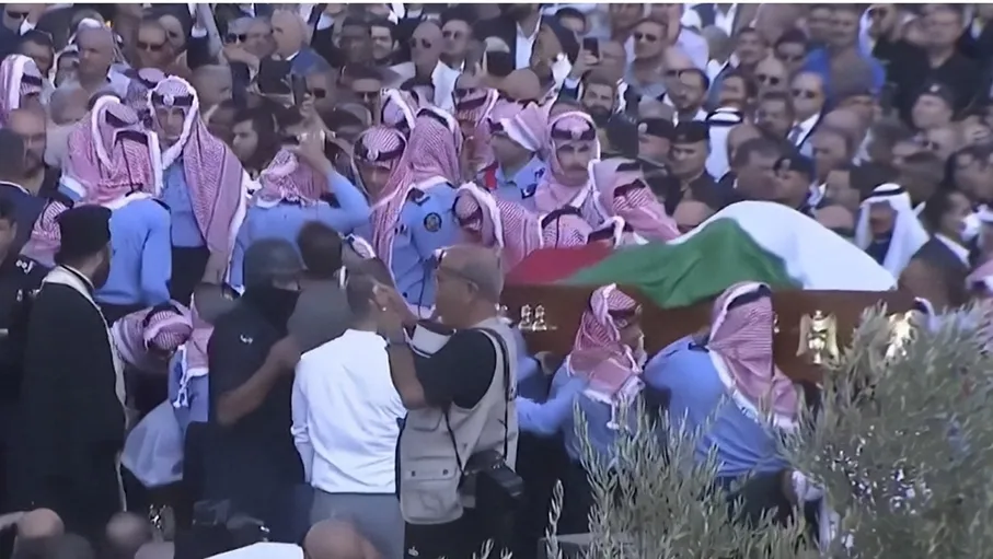 وصول موكب تشييع جثامين شهداء هجوم الكرك إلى قرية حمود  