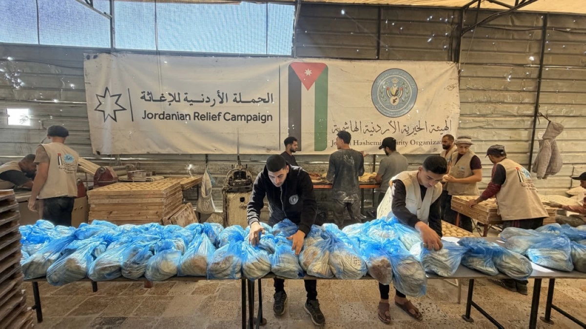 مخبز الحملة الأردنية يوزّع الخبز الطازج على النازحين في مواصي خان يونس