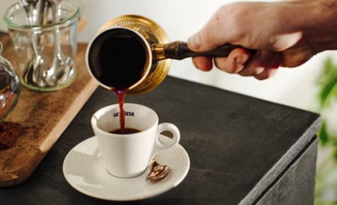 هل تحتسي قهوتك وهي تغلي؟ تحذير من مخاطر المشروبات الساخنة جداً 