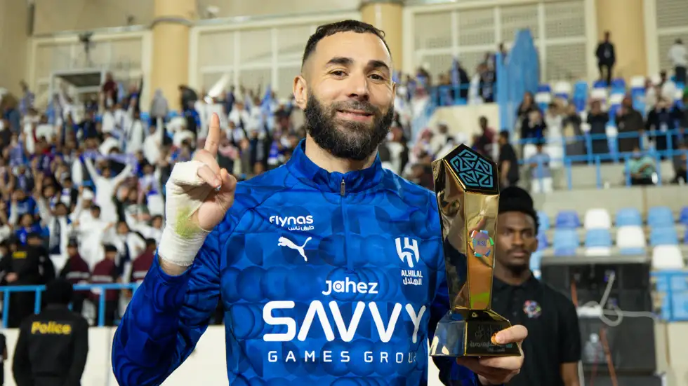 لاعب الأهلي السابق: بنزيما كان يتعالى على زملائه في الاتحاد