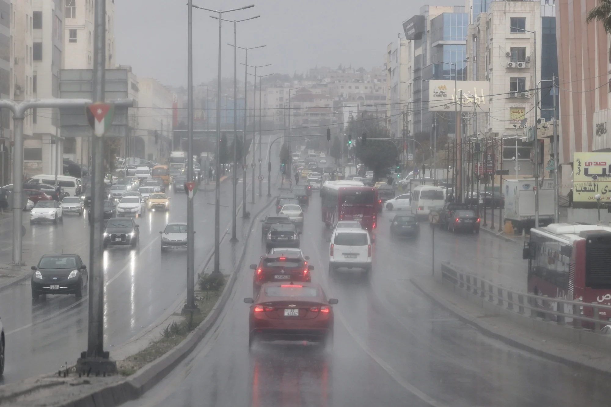 زخات مطرية غزيرة أحيانا مصحوبة بالرعد وتحذيرات من تشكل السيول