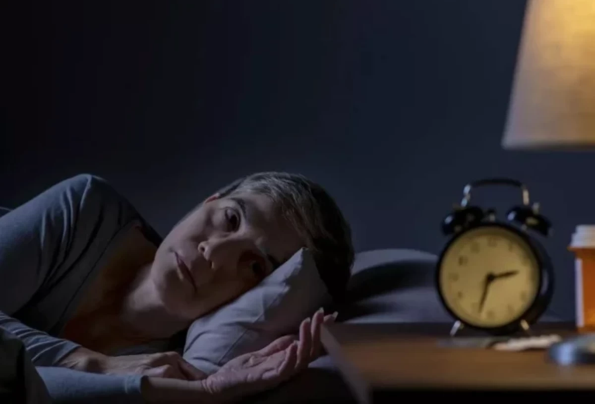 لماذا تستيقظ في الثالثة صباحاً؟ عالم أعصاب يكشف السر