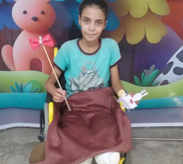 الطفلة الجريحة "راما" حلمها الوحيد أطراف صناعية تعيدها إلى المشي