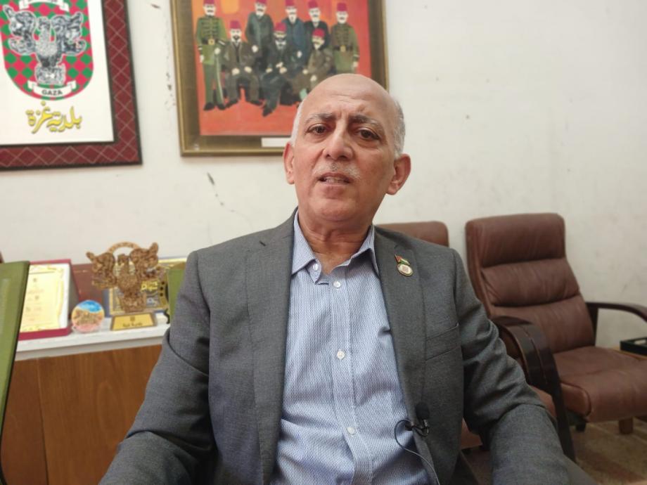 رئيس بلدية غزة: 85% من مرافقنا دُمّرت وحصة الفرد من المياه لا تتجاوز 10 لترات يوميًا  