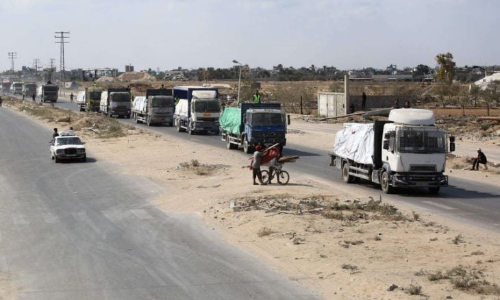 انطلاق 400 شاحنة مساعدات من مصر إلى قطاع غزة