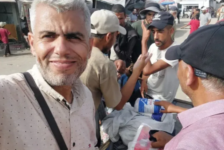 محمد الأسطل ..  صحفي دفعته الحرب والمجاعة بغزة للعمل في مجال الإغاثة