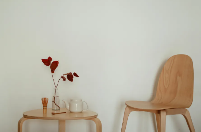 سائل سحري بمكونات منزلية يجعل الخشب لامعاً