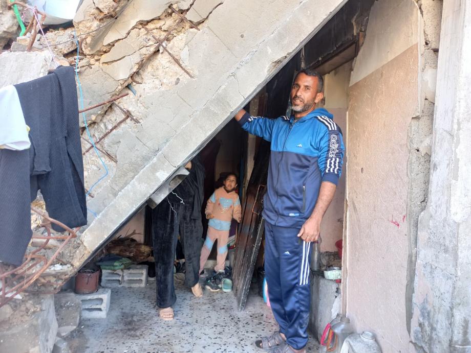 تحت سقفٍ مهدد بالانهيار ..  عائلة عبدو تتشبث بالحياة بين أنقاض منزلها 