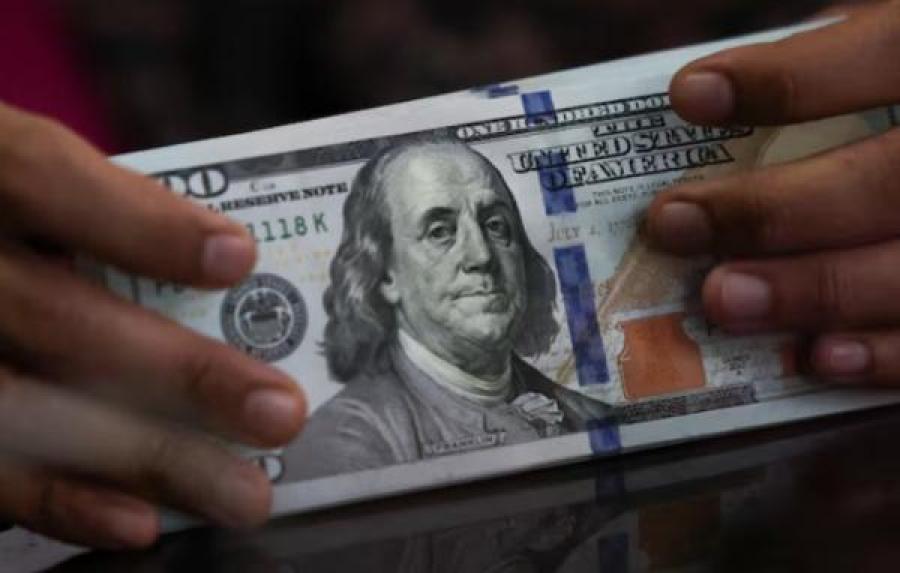 الدولار يقترب من أعلى مستوى له في 3 أشهر