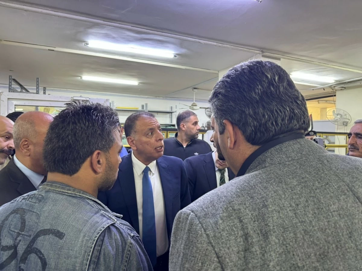 وزير الداخلية يجري جولة تفقدية مفاجئة في مديرية أحوال إربد