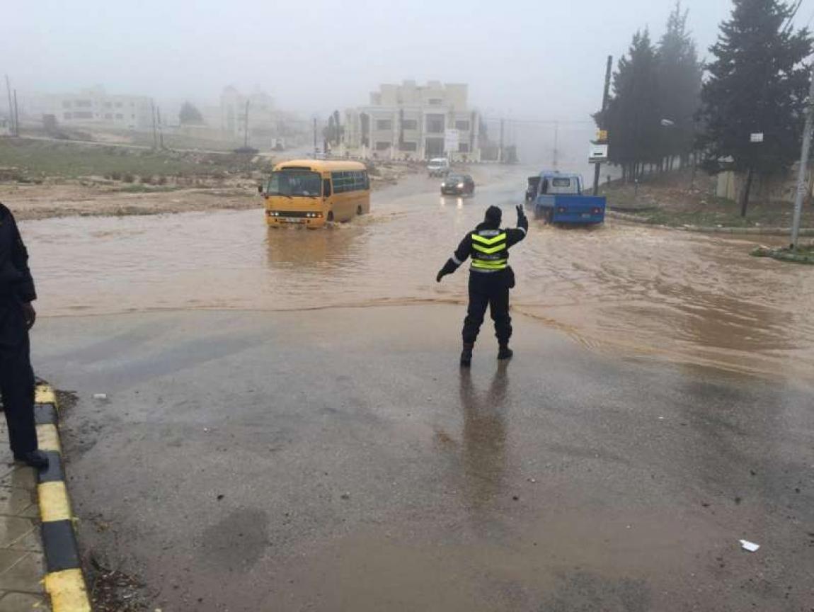 ارتفاع منسوب المياه في شوارع مكة والإخلاص ووادي السير