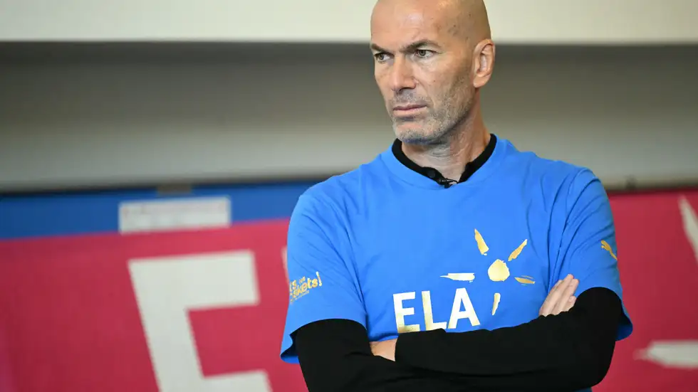 زيدان يكسر صمته بعد 20 عامًا على "النطحة": هذا الرجل أنقذني!