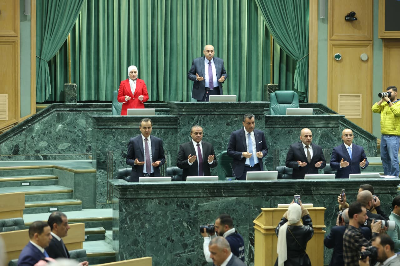 القاضي: يد الغدر الآثمة طالت وصفي التل وهو ثابت المبدأ ..  والنواب يقرأون الفاتحة على روحه