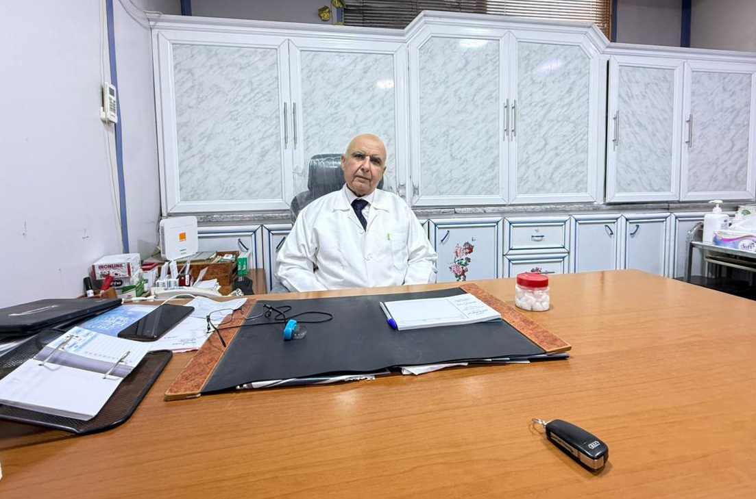 الطبيب حميدان الزيود  ..  36 عاما من العلاج الرمزي لنحو مليون مراجع 