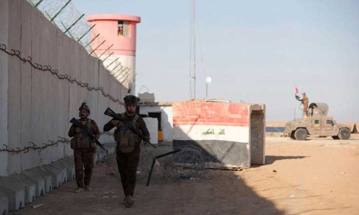 رئيس أركان العراق يزور الحدود مع سوريا غداة تسلم سجناء من تنظيم “الدولة”