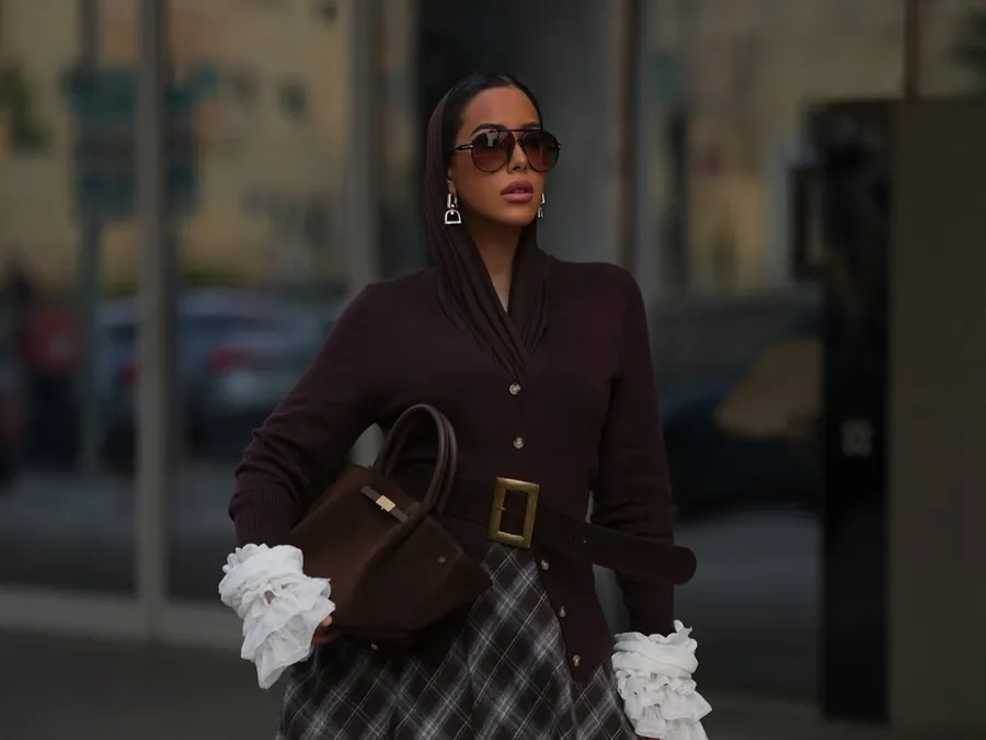 كيف ترتدي مدونات الموضة التنانير الطويلة مع الحجاب من دون أن تكون مملة؟