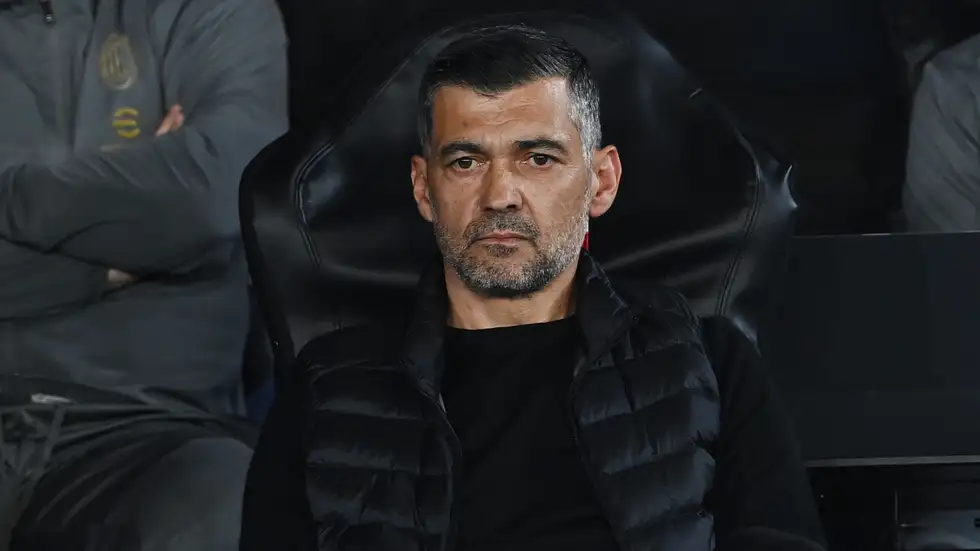 بالشرط الجزائي ..  عملاق أوروبي يستهدف مدرب اتحاد جدة