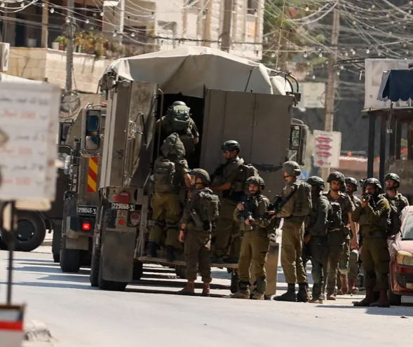 الاحتلال يوسع اقتحاماته بالضفة ويجبر فلسطينيين على هدم منازلهم