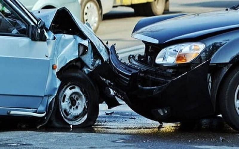 إصابتان بحادثي تصادم وتدهور على طرق خارجية