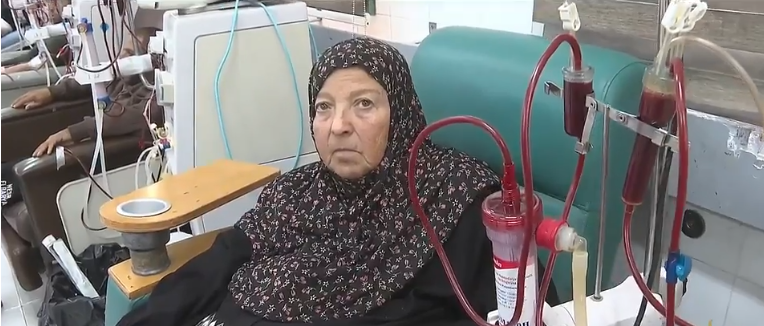 القصف الإسرائيلي ومنع الأدوية يعمقان معاناة مرضى الكلى بمستشفيات غزة
