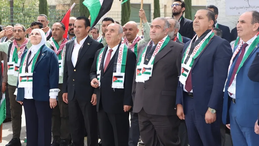 محافظة يرعى احتفال يوم العلم ويؤكد تعزيز الانتماء الوطني في المدارس