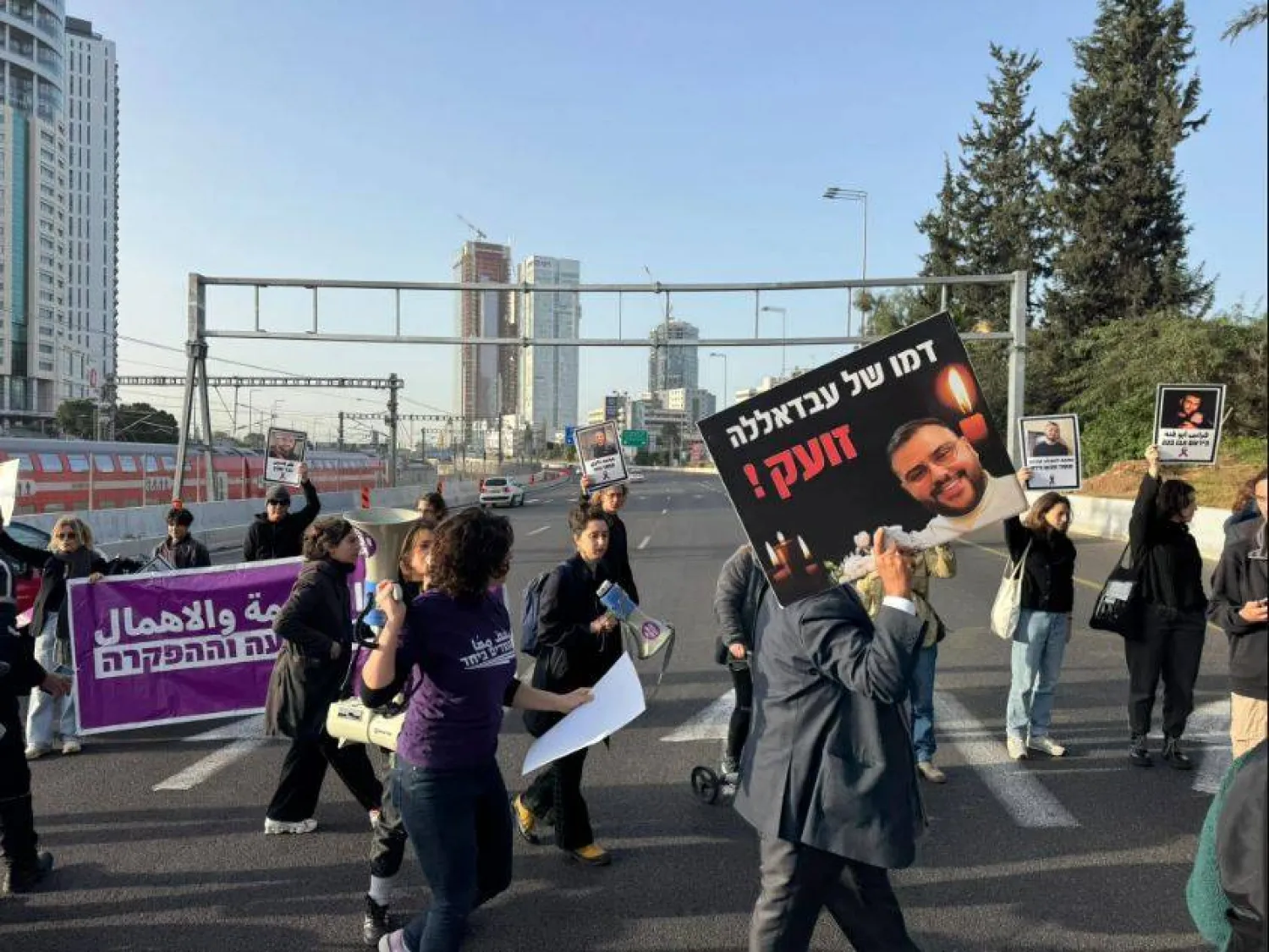 متظاهرون يغلقون طريقاً في تل أبيب احتجاجاً على زيادة الجرائم العنيفة في المجتمع العربي