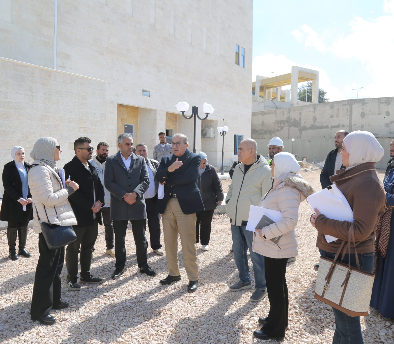 وزير الأشغال يتفقد سير الأعمال في مشروع توسعة مستشفى الإيمان الحكومي