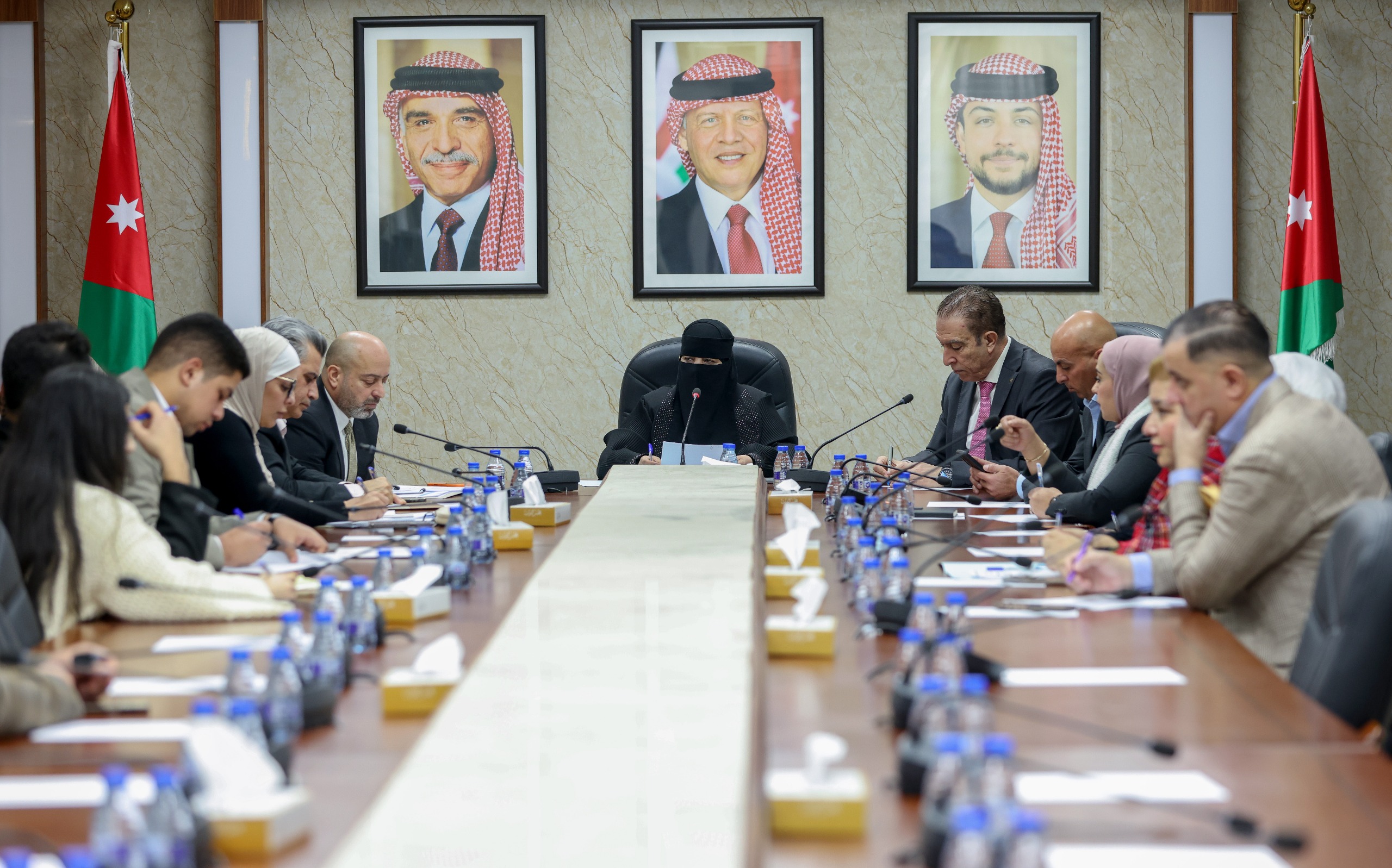 "المرأة النيابية "تناقش قضايا العنف الأسري وحماية الطفل