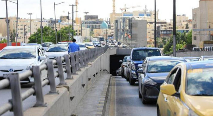 تصادم 3 مركبات في نفق الداخلية يتسبب بازدحامات خانقة