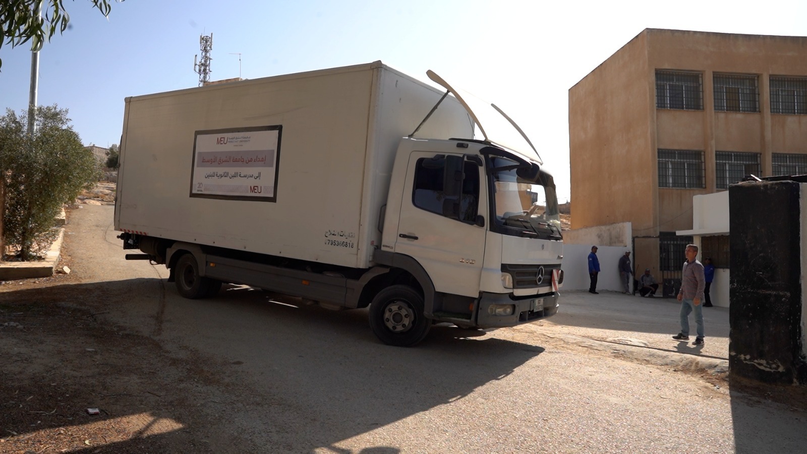 "الشرق الأوسط" تقدم أثاثًا وتنفّذ أعمال صيانة لمدرسة اللبن الثانوية للبنين ومدرسة اللبن الشاملة المختلطة للبنات