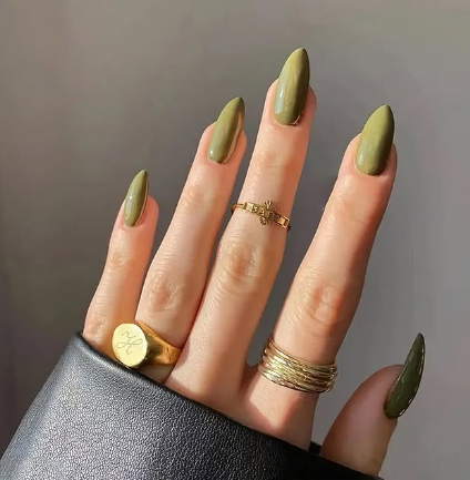 ما أكثر ألوان طلاء الأظافر شيوعاً في حصاد 2025؟