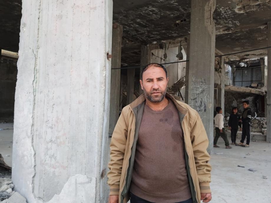 "451" ..  الرقم الذي بقي عالقًا في ذاكرة ناجٍ من القصف  